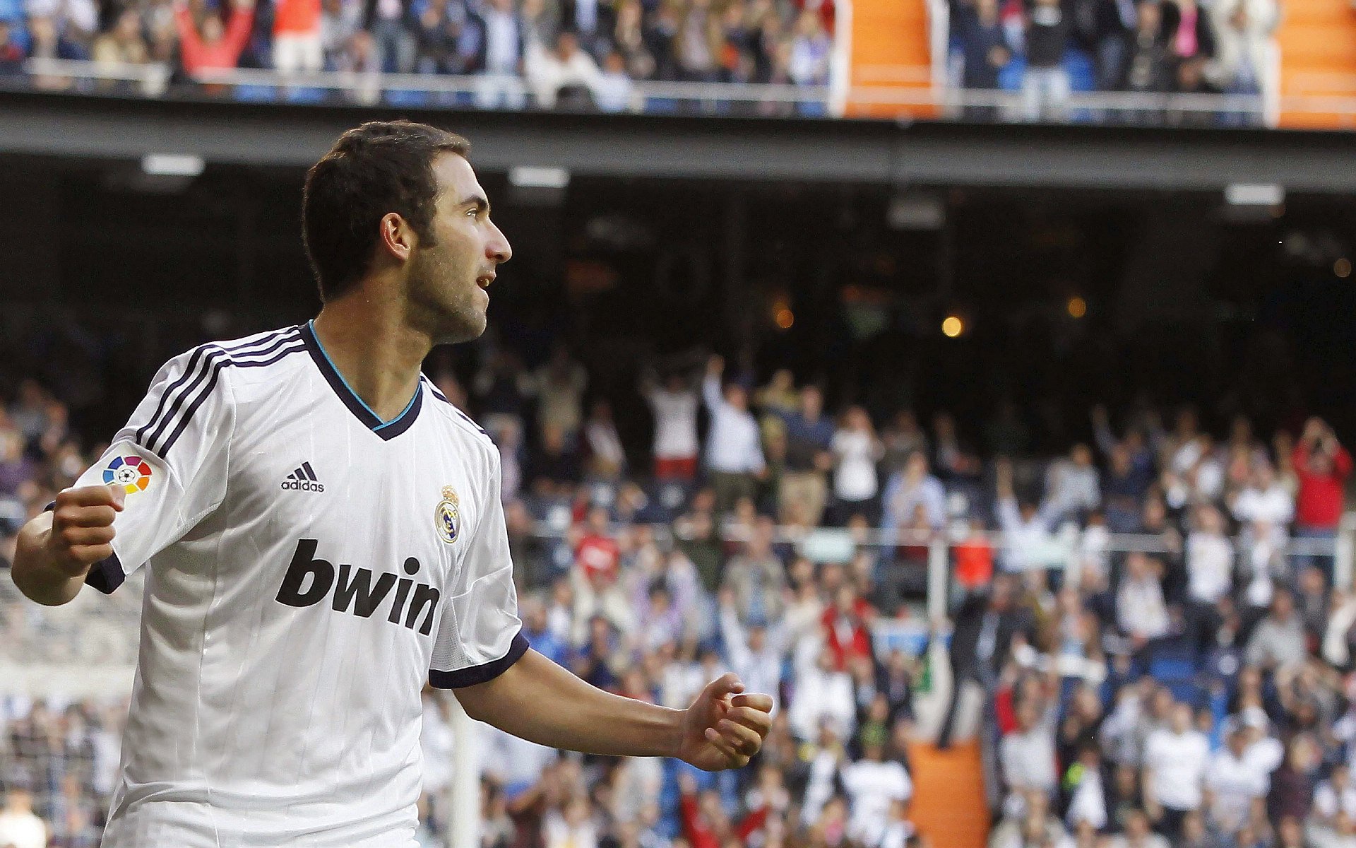 【多角度直播体验】虚拟现实带来沉浸式观赛新玩法，沉浸式虚拟演播室