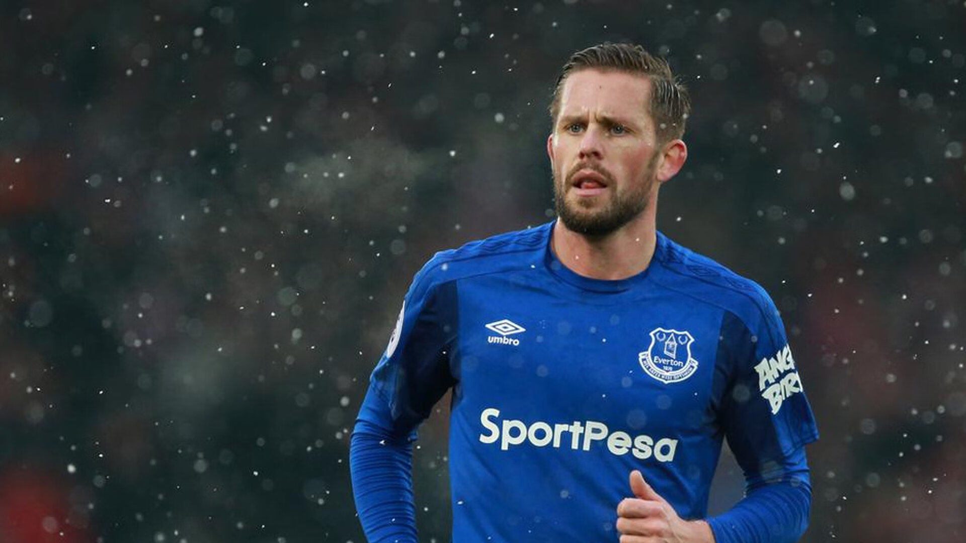 英超逆转神奇，精彩球员表现令人振奋，英超转会纪录